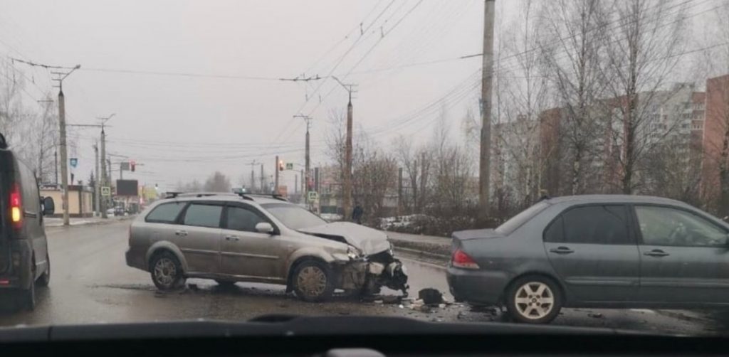 На Краснинском шоссе в Смоленске столкнулись две иномарки