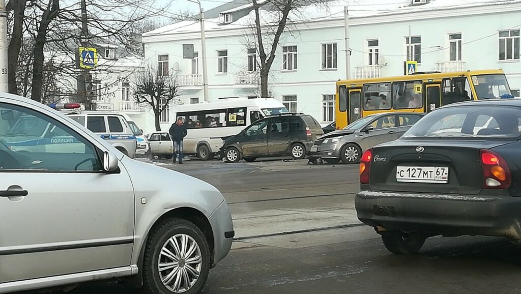 "КИА" разбилась всмятку в Смоленске на Витебском шоссе