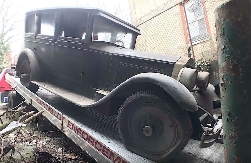 В Филадельфии на заброшенной фабрике найден довоенный Packard Six
