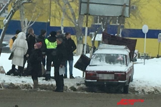ВАЗ протаранил ПАЗ на остановке в Оренбурге‍