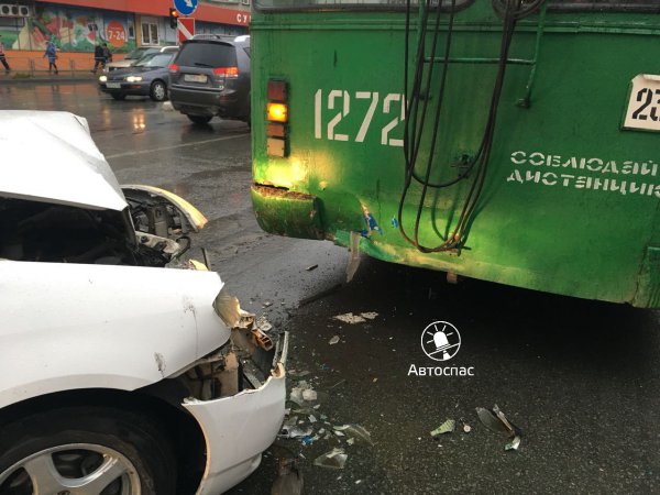 В Новосибирске на Дзержинского «Тойота» врезалась в троллейбус