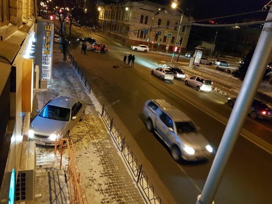 В результате ДТП в центре Красноярска иномарка врезалась в жилой дом
