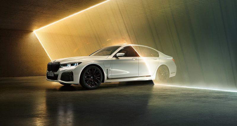 BMW раскрыла экономичную версию гибридного седана 7-Series