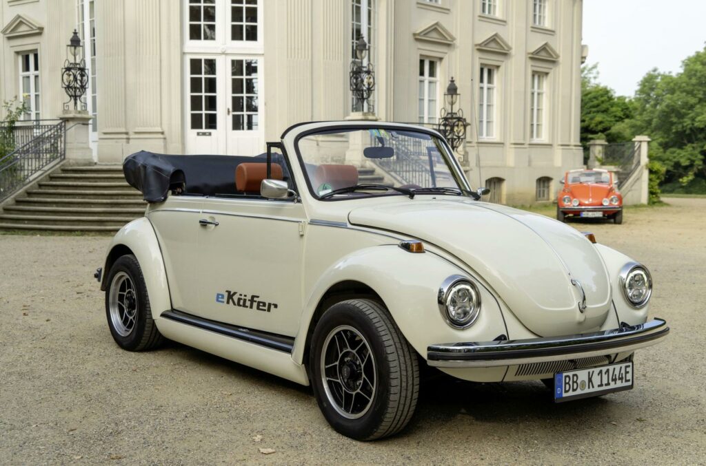Классический Volkswagen Beetle превратили в электромобиль