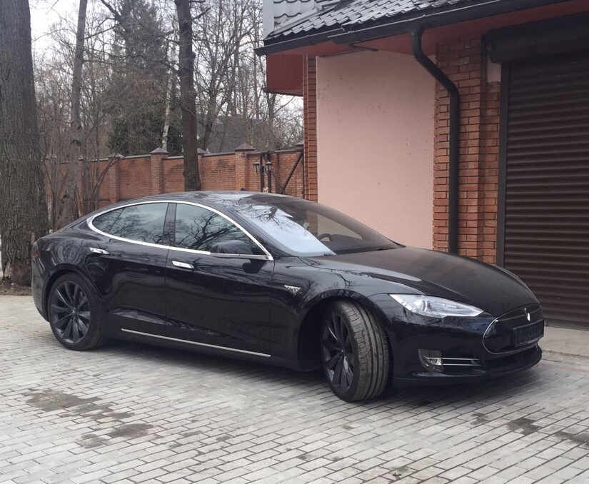 В Москве продают лифтбек Tesla Model S первого поколения за 9,5 млн