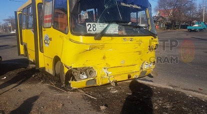 В Благовещенске легковушка протаранила рейсовый автобус № 28‍, трое пострадали