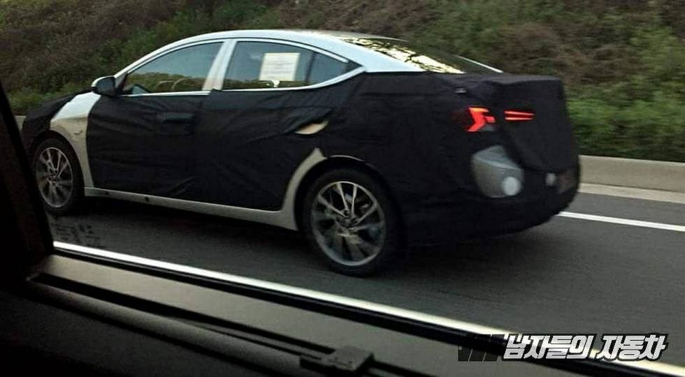 В Сети опубликовали первые шпионские фото обновленного Hyundai Elantra