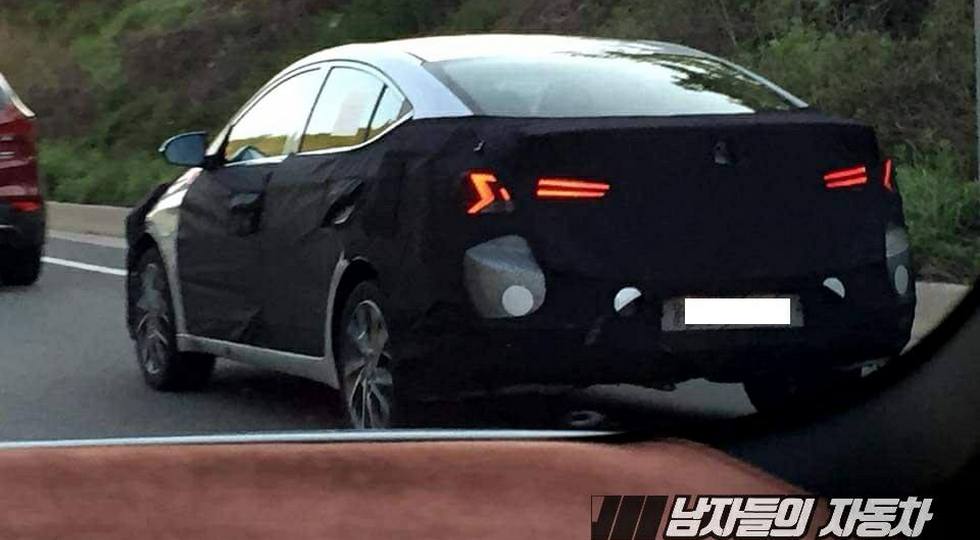 В Сети опубликовали первые шпионские фото обновленного Hyundai Elantra