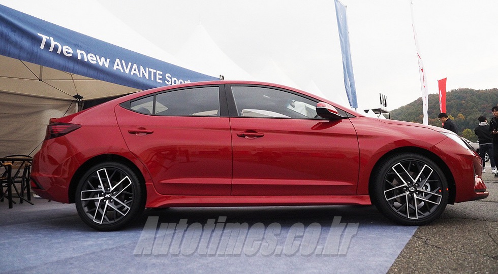 «Заряженный» седан Hyundai Elantra Sport рассекретили в Сети до дебюта