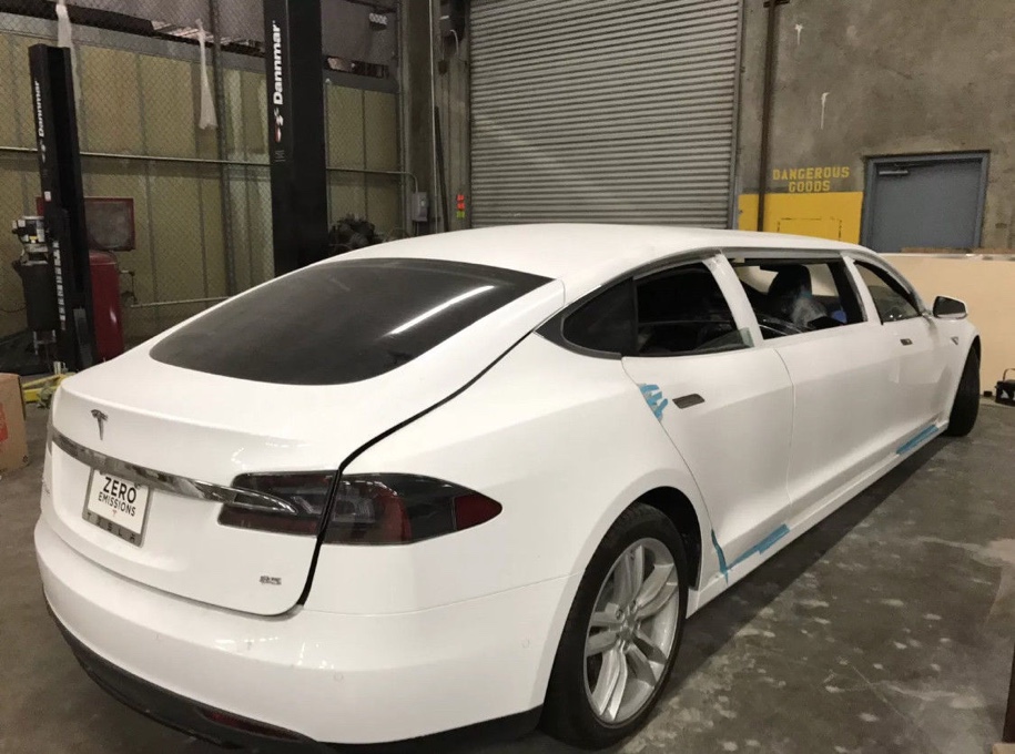 Первый лимузин Tesla выставлен на онлайн-аукцион
