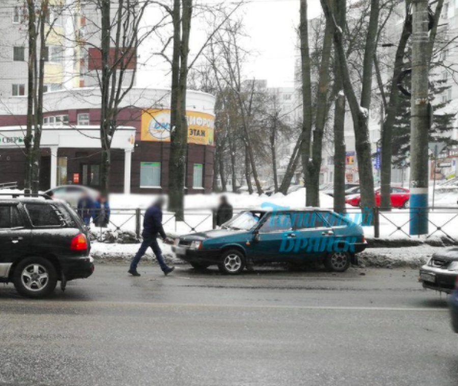 Две девушки попали вод колеса ВАЗа возле автовокзала в Брянске