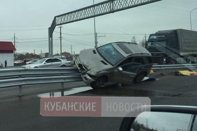 В Краснодаре автоледи устроила жуткое ДТП двух Mercedes Benz