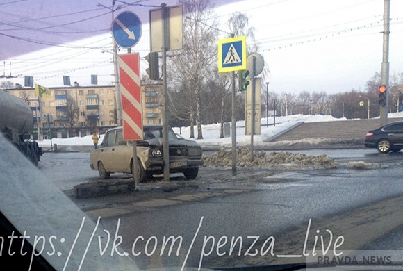 «Пятерка» протаранила светофор в Пензе у памятника Победы