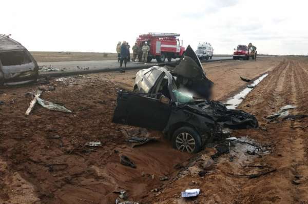 Четверо погибли в лобовой аварии на трассе "Р-22" в Астраханской области