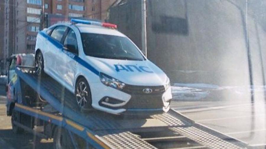 Полицейская версия Lada Vesta Sport на эвакуаторе замечена в Москве