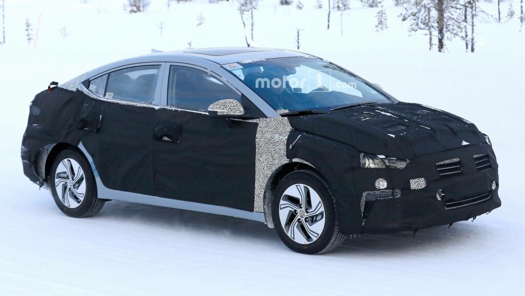 Электрическая версия седана Hyundai Elantra замечена на тестах