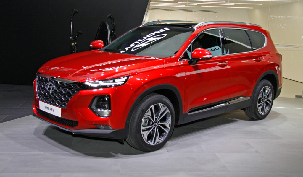 В моторную гамму Hyundai Santa Fe войдут две гибридные версии‍
