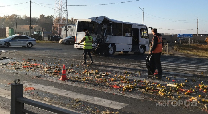 Семь человек пострадали в ДТП фуры и автобуса в Рыбновском районе