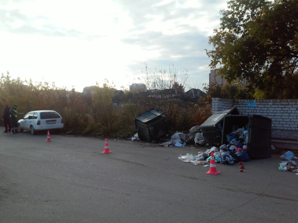 «Тойота» влетела в мусорные баки и сбила насмерть пешехода в Йошкар-Оле