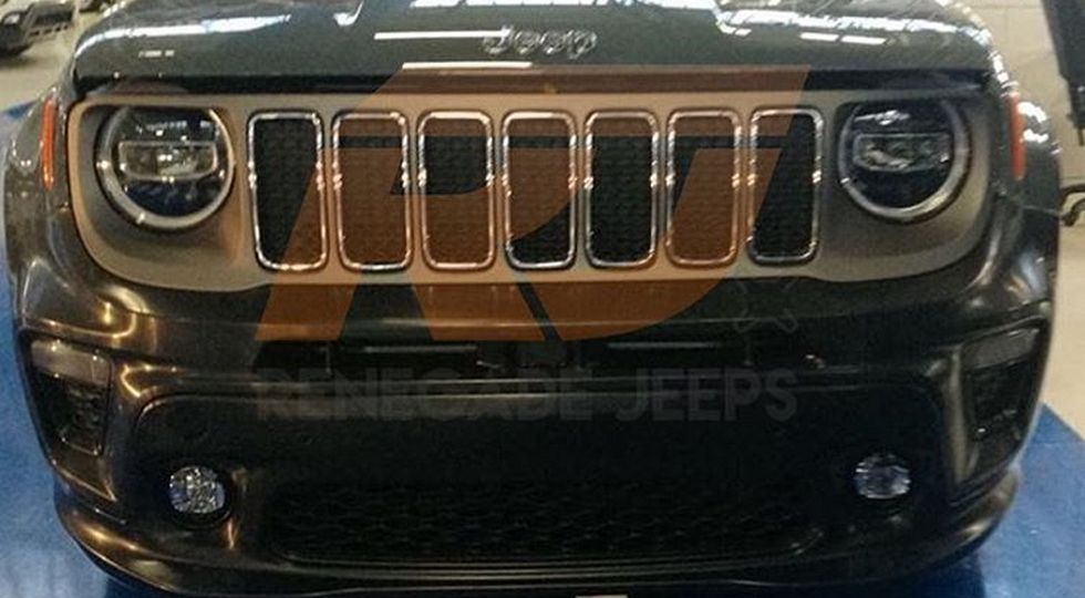 В Сети появились фото обновлённого кроссовера Jeep Renegade