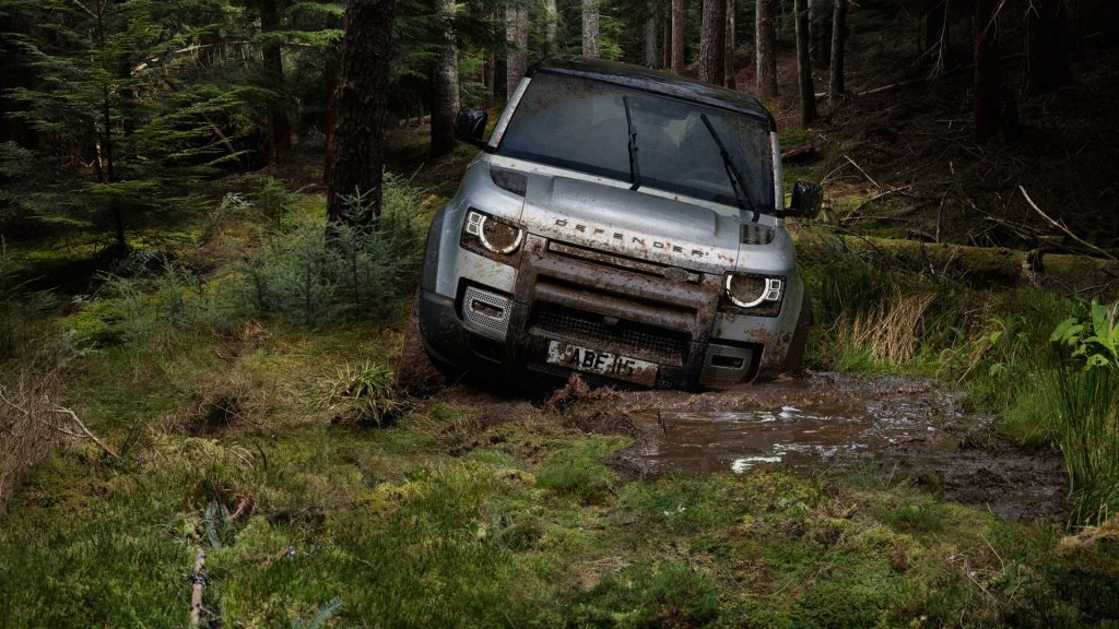 Land Rover готовит топовый Defender для конкуренции с «Геликом»