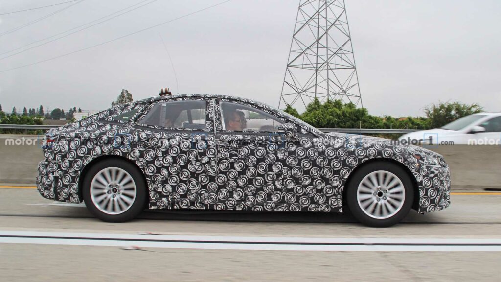 Водородный седан Lexus LS сфотографировали на тестах