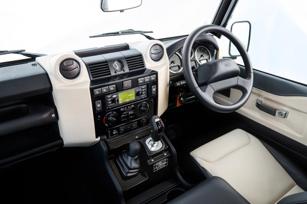 Самый быстрый Defender с V8 и «автоматом»‍ представила Land Rover