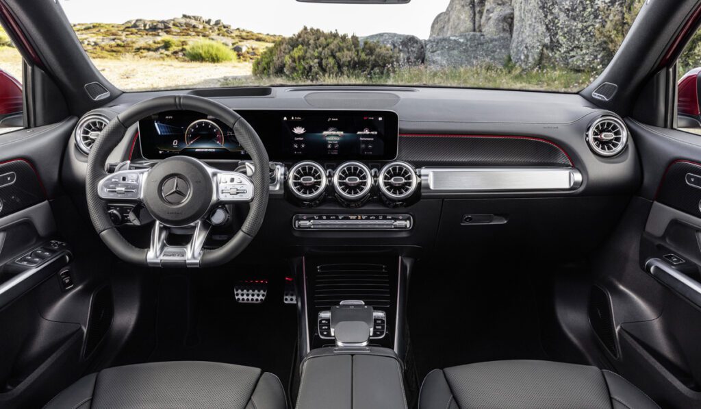 «Заряженный» кроссовер Mercedes-AMG GLB 35 представлен официально