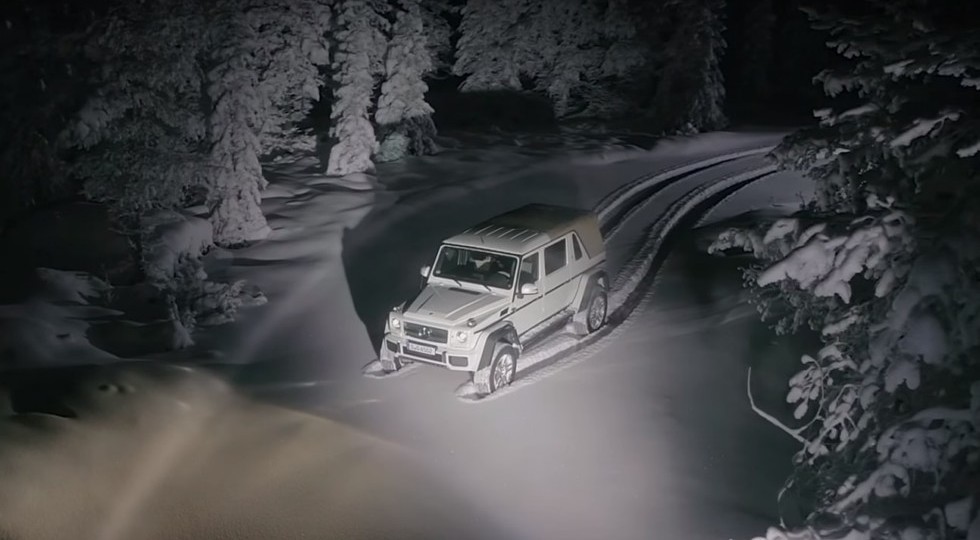 Mercedes-Benz показал дрифт по снегу роскошного Maybach G650 Landaulet