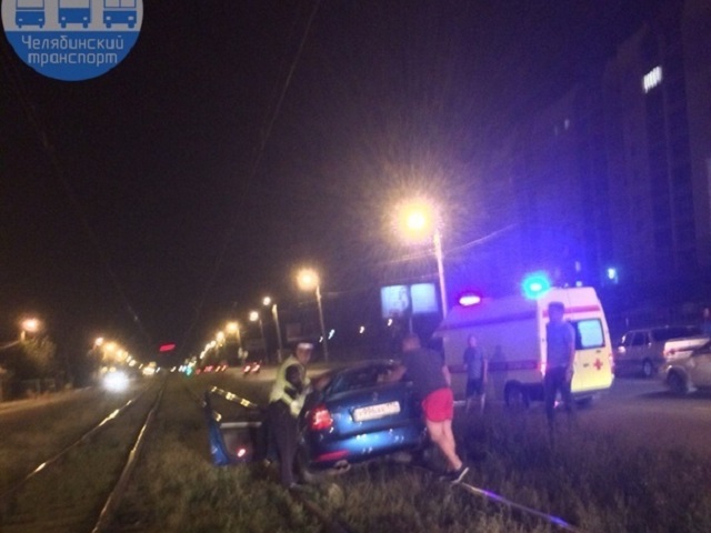 Ночное ДТП в Челябинске: пострадал водитель перевернувшейся Skoda