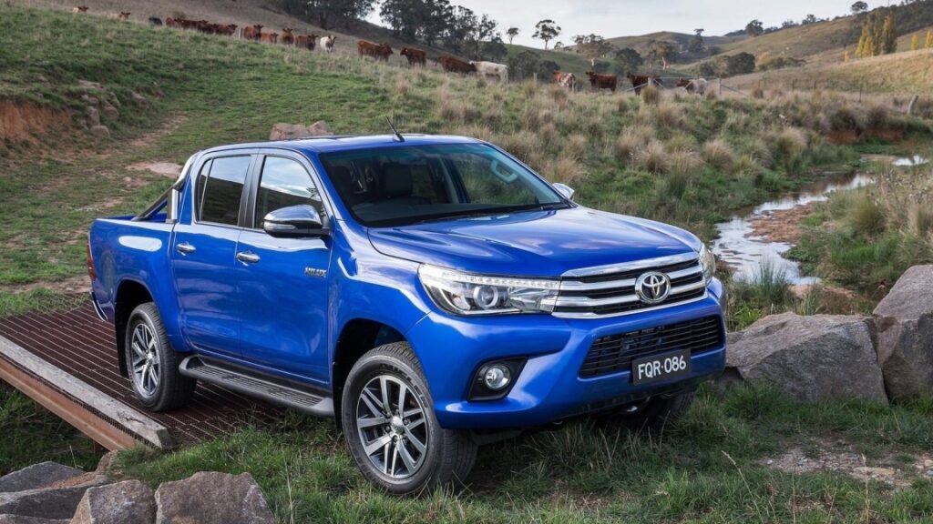 Дилеры Toyota резко подняли цены на пикап Toyota Hilux в России