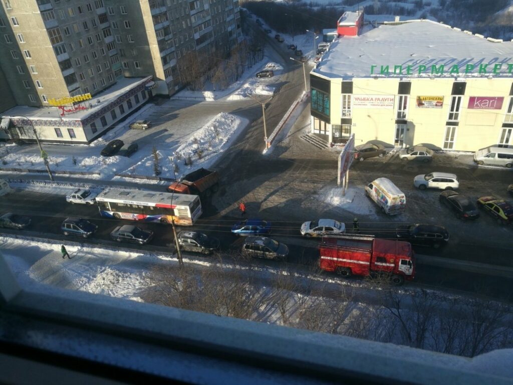Автобус №18 столкнулся с грузовиком‍ в Мурманске