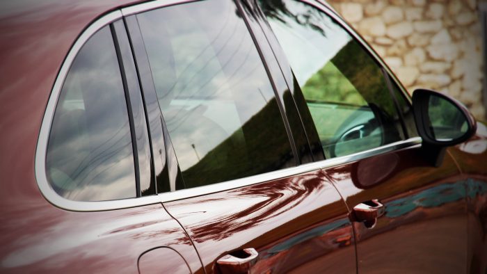 Тонировка стекол в авто – популярная у владельцев машин услуга