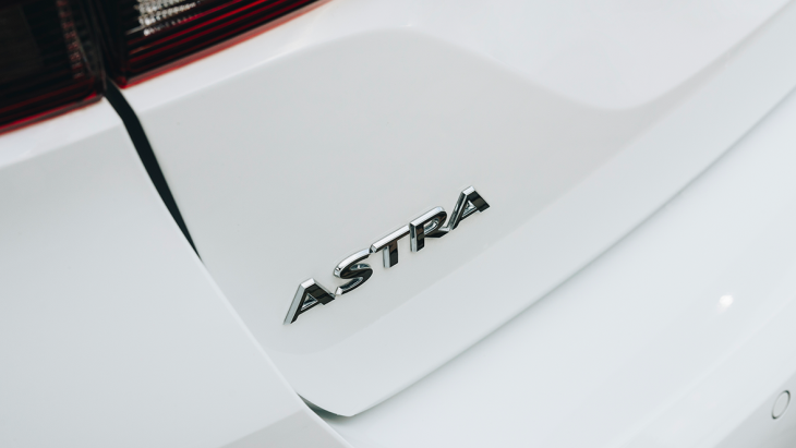 Опубликованы первые официальные фото обновлённой Opel Astra