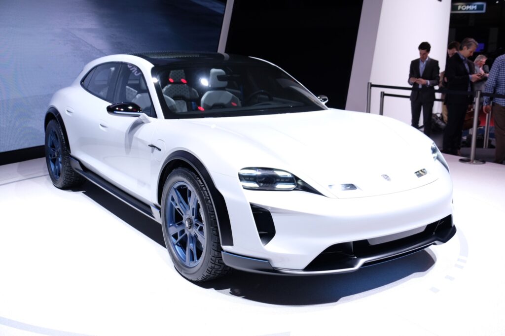 Электрический универсал от Porsche представлен в Женеве‍