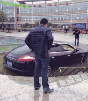 Porsche Panamera стоимость в 224 000 долларов оказался в фонтане