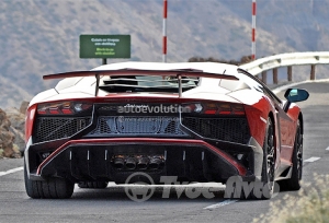 Фотошпионами без камуфляжа был замечен Lamborghini Aventador