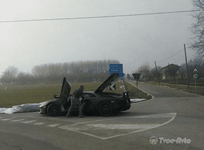 Lamborghini Aventador SV ломается во время испытаний в Италии
