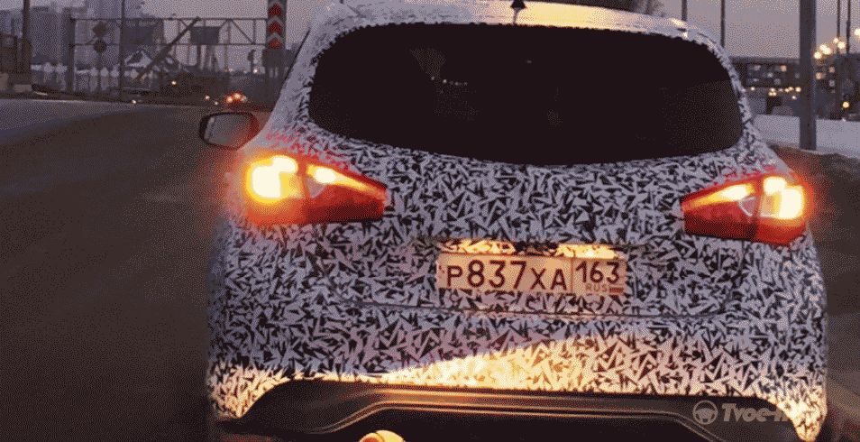 Новый хэтчбек Nissan Tiida тестируют на дорогах Москвы