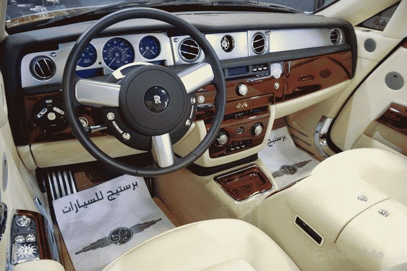 Седан Rolls-Royce Phantom прибыл к полицейским Абу-Даби