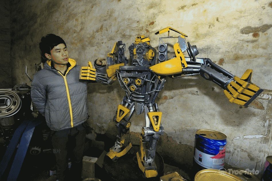 Фермер из Китая собирает гигантских трансформеров из старых автомобилей