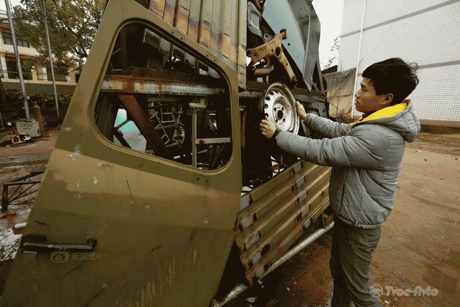 Фермер из Китая собирает гигантских трансформеров из старых автомобилей