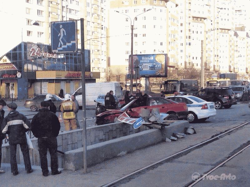 На улице Савушкина произошло ДТП, в котором одна машина влетела в подземный переход