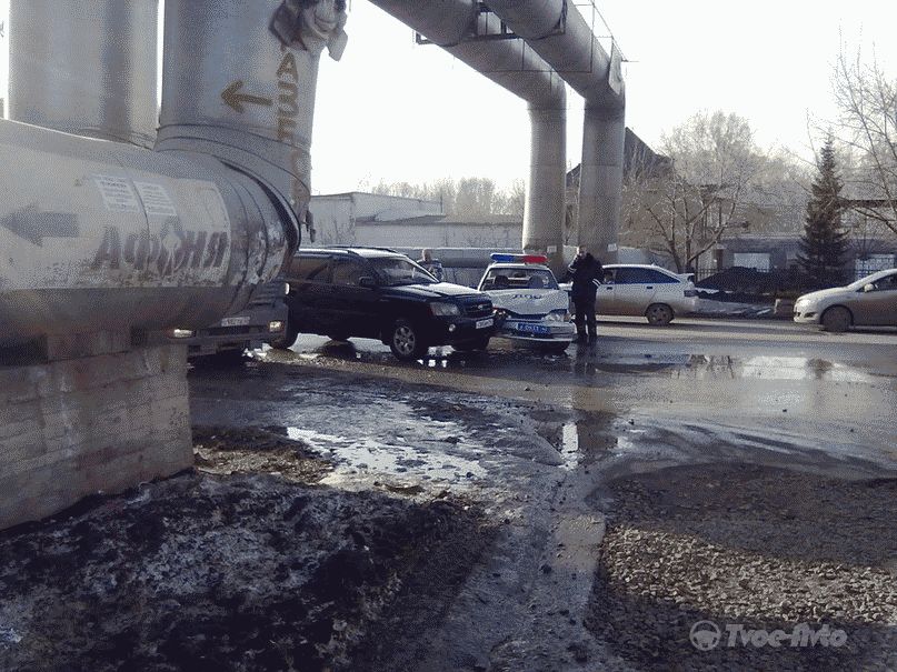 Машина ДПС столкнулась с внедорожником в Кемерово