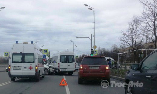 В Ленобласти в результате ДТП с маршрутным автобусом погибли двое