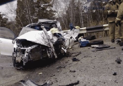 Под Красноярском в лобовом столкновении с грузовиком погибло два человека, еще двое в больнице