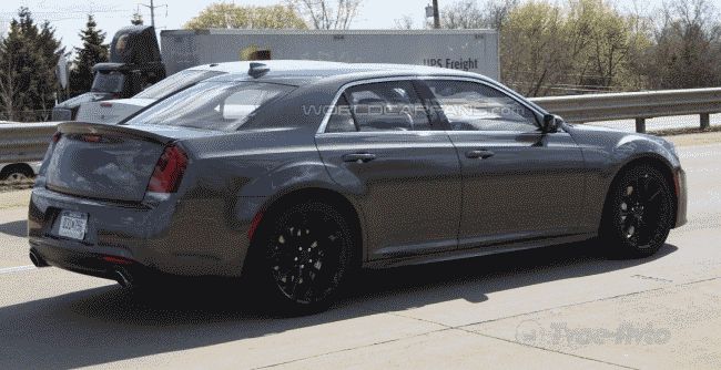 Появились фото обновлённого седана Chrysler 300 SRT