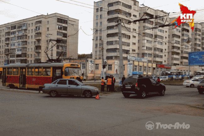 В Уфе произошло ДТП с участием автомобиля и  трамвая