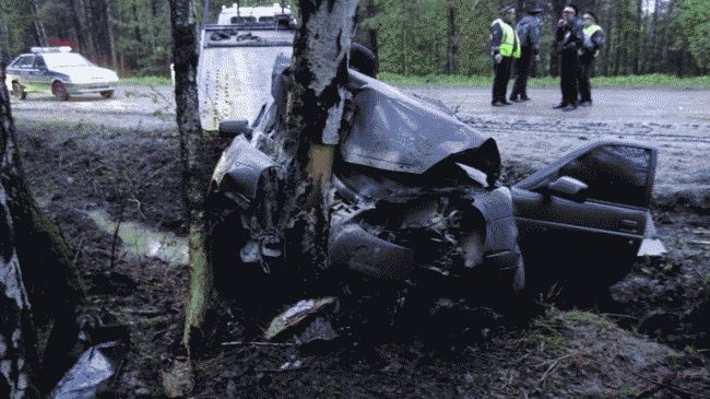 В Свердловской области "Лада Приора" влетела в дерево, двое пострадали