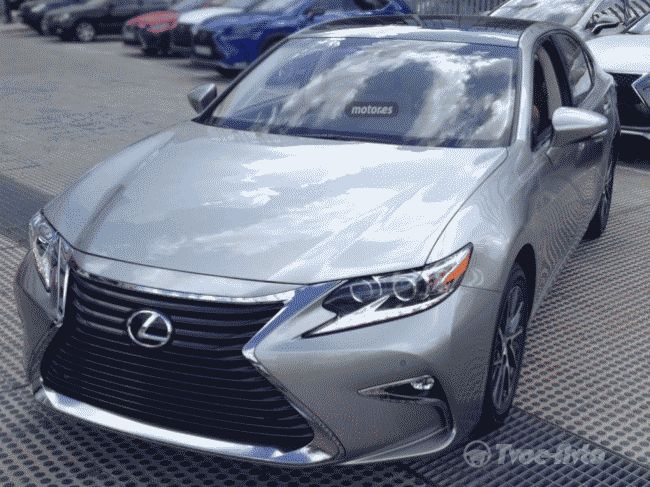 В сети появились "живые" снимки обновленного седана Lexus ES